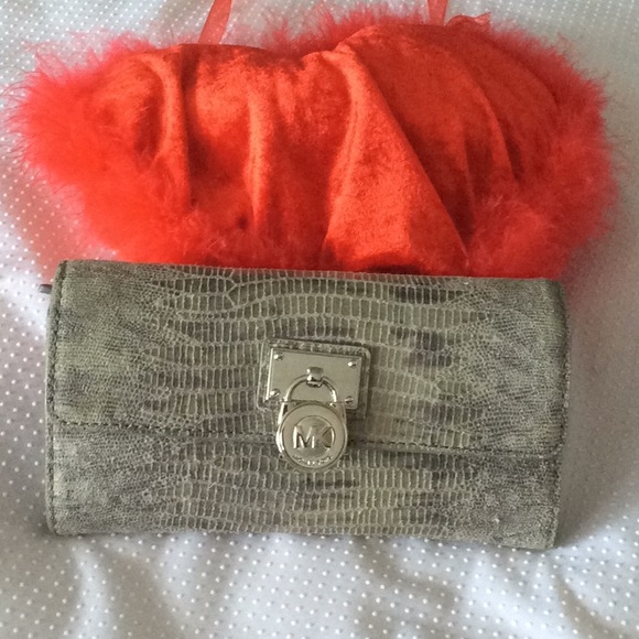 MICHAEL Michael Kors Handbags - VINTAGE Michael Kors wallet ♥️